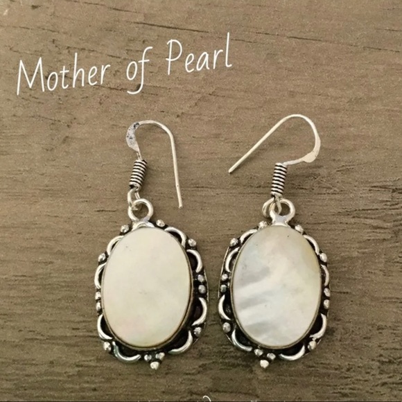 🌺Mother of Pearl Earrings - Picture 3 of 4
